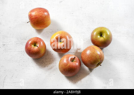 Tischplatte - rot/gelb Äpfel (kiku) auf weißem aktiven Plattenliste Stockfoto