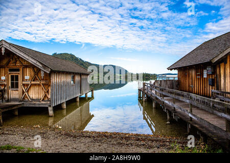 Malerische Küste des Lake Schliersee an einem sonnigen Tag mit blauen Himmel in Bayern, Deutschland Stockfoto