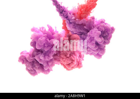 Mischung aus abstrakten Rot und Violett Tinte in Wasser auf einem weißen Hintergrund. Es sieht aus wie Rauch oder Cloud. Oder die Schwerelosigkeit. Stockfoto