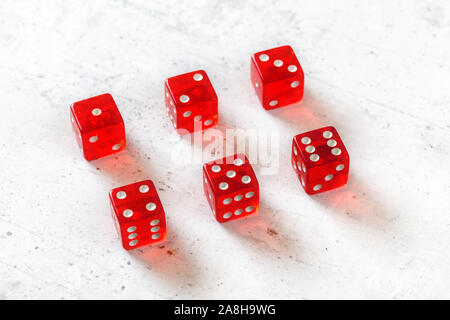 Rot transluzent Craps Würfel auf dem Whiteboard, zeigen die Zahlen von 1 bis 6. Stockfoto