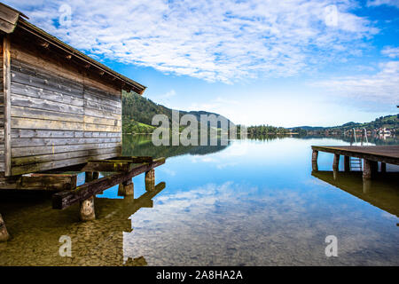 Malerische Küste des Lake Schliersee an einem sonnigen Tag mit blauen Himmel in Bayern, Deutschland Stockfoto