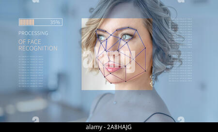 Die biometrische Verifizierung einer modernen jungen Frau. Das Konzept einer neuen Technologie der Gesichtserkennung auf vieleckigen Netz ist in den Punkten aufgebaut. Stockfoto