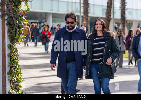 Barcelona, Spanien - 9 November, 2019: Kandidat für die spanische Regierung bei der morgigen Wahlen Ines Arrimadas zum Zentrum - winged die Bürgerinnen und Bürger politische Partei mit einem Spaziergang an der Küste von Barcelona mit ihrem Mann während der Tag der Stille Wahlen/politische Reflexion. Spanien wird den allgemeinen Wahlen am 10. November zu wiederholen. Arrimadas, wer ist gegen die Unabhängigkeit, die meisten haben Politiker für das katalanische Parlament im Jahr 2017, ist sie jetzt für den Kongress in Madrid. Quelle: Dino Geromella/Alamy leben Nachrichten Stockfoto