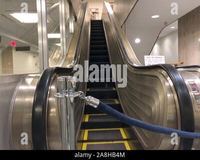 New York, USA. 08 Nov, 2019. Eine Rolltreppe im Hauptgebäude der Vereinten Nationen UN-ausgeschaltet ist. Weil viele Länder noch nicht ihren Mitgliedsbeitrag bezahlt haben, hat die UNO knapp bei Kasse seit Oktober. Das ist der Grund, warum der Strom für die Fahrtreppen im New Yorker UN-Hochhaus ist jetzt auch gespeichert werden. Credit: Benno Schwinghammer/dpa/Alamy leben Nachrichten Stockfoto