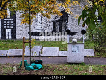 Das Parlament der Bäume Memorial gestartet von Künstler Ben Wagin 1990 Menschen, die an der Berliner Mauer starben - Schiffbauerdamm Promenade, Mitte zu erinnern, Berlin Das "Parlament der Bäume gegen Krieg und Gewalt", das Parlament der Bäume gegen Krieg und Gewalt, ist eine Installation der Bäume, Steine des Gedenkens Wandsegmente, Bilder und Text von verschiedenen Künstlern auf dem ehemaligen Grenzstreifen. Die Namen der 258 Opfer der Mauer sind auf Steinplatten Granit eingeschrieben. Einige der Abschnitte der inneren Mauer hatte beim Bau der Marie-Elisabeth-Lüders-Haus verschoben werden. Stockfoto