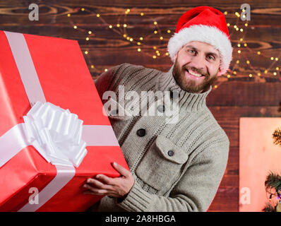 Mann Urlaub riesige Geschenk. home Geschenk Lieferung. glücklicher Mann mit Bart santa hut. vorhanden für Sie. Nur meine. günstigste Angebot Winter Rabatte. Weihnachten sh Stockfoto
