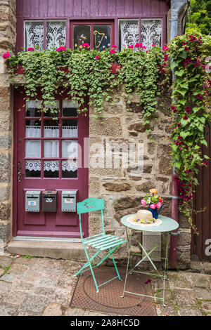 Tisch und Stuhl außerhalb einer malerischen Cottage in Dinan, Bretagne, Frankreich Stockfoto