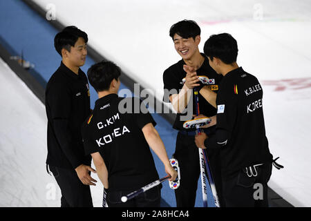 (191109) - Shenzhen, November 9, 2019 (Xinhua) - die Spieler von Südkorea Feiern nach dem Sieg der Männer Finale zwischen Japan und Südkorea an der Pacific-Asia Curling Meisterschaften in Shenzhen in der Provinz Guangdong im Süden Chinas, November 9, 2019. (Xinhua / Liang Xu) Stockfoto