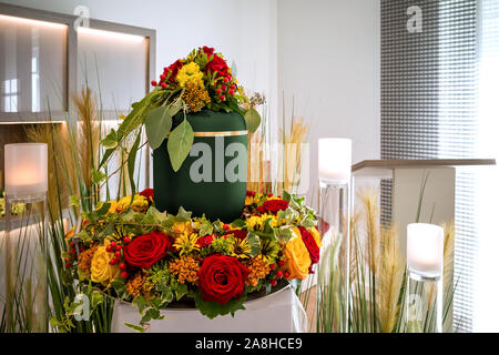 Urn innerhalb von koronalen auf Beerdigung Stockfoto
