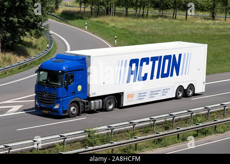 Aktion Lkw auf der Autobahn. Aktion ist eine niederländische Discounter-Kette, die verkauft, low budget, Non Food und einige Lebensmittel. Stockfoto