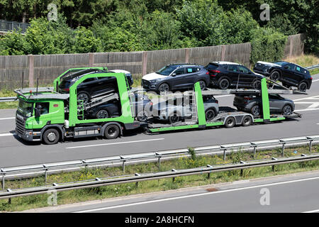 Adampol Scania Auto - Lkw auf der Autobahn. Stockfoto