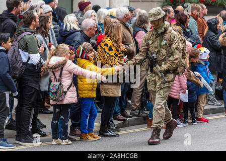 Die Lord Mayor’s Show ist 804 Jahre alt und besteht in der modernen Zeit aus über 6000 Menschen, mit Dutzenden von Marschkapellen, Militäreinheiten, Kutschen, Tanztruppen, Schlauchbooten, riesige Apparate und zeremonielle Darstellungen. Der 692. Lord Mayor of London wird Alderman William Russell von der Bread Street Ward sein, der in einer Kutsche in der Prozession von der City nach Westminster reist, um der Krone Loyalität zu schwören. Soldatentreffen Kinder Stockfoto