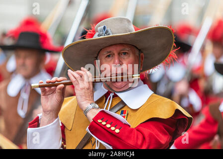 Der Oberbürgermeister ist 804 Jahre alt und in den modernen Zeiten besteht aus über 6000 Menschen, mit Dutzenden von Marching Bands, militärische Abteilungen, Kutschen, Tanzgruppen, Hüpfburgen, riesige Apparate und zeremonielle wird angezeigt. Die 692Nd Oberbürgermeister von London Stadtrat William Russell der Bread Street Station, die in einem Wagen in der Prozession reist nach Westminster aus der Stadt Loyalität gegenüber der Krone, die beiden Bereiche getrennt mitten im alten London zu schwören. Unternehmen von Pikenieren und Musketieren Honourable Artillery Company Stockfoto