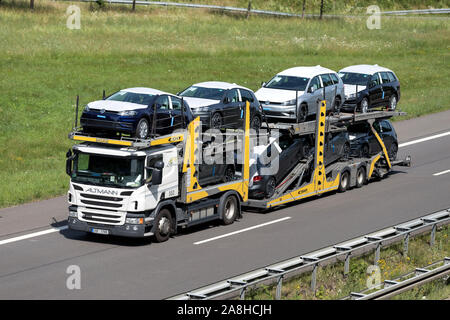 Altmann Scania Auto - Lkw geladen mit neuen Volkswagen Golf auf der Autobahn. Stockfoto
