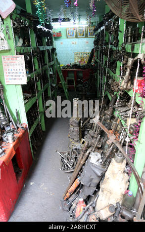 Auto Parts Store auf Malik Bazar in Kolkata, Indien Stockfoto
