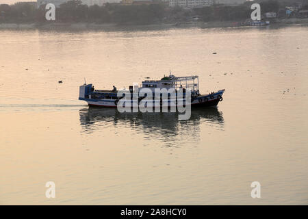 Alte Fähre überquert den Hooghly River in der Nähe der Howrah Bridge in Kolkata Stockfoto