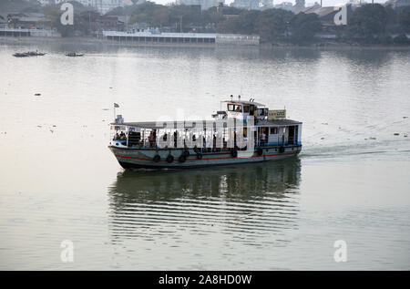 Alte Fähre überquert den Hooghly River in der Nähe der Howrah Bridge in Kolkata Stockfoto