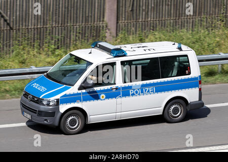 Die deutsche Bundespolizei (Bundespolizei) VW-Bus auf der Autobahn. Stockfoto