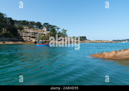 Perros-Guirec, Cotes-d-Rüstung/Frankreich - 21. August 2019: kleine bunte Holz- Schiff verlässt den Hafen von ploumanach an der Nordküste der Bretagne Stockfoto