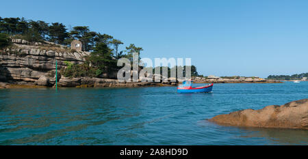 Perros-Guirec, Cotes-d-Rüstung/Frankreich - 21. August 2019: kleine bunte Holz- Schiff verlässt den Hafen von ploumanach an der Nordküste der Bretagne Stockfoto