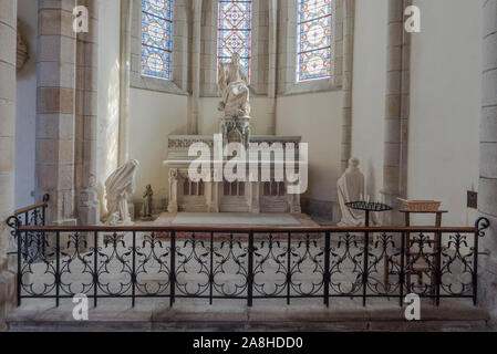 Quimper, Finistere/Frankreich - 23. August 2019: Innenansicht des Saint Mathieu Kirche in Quimper in der Bretagne mit Statue und Glasfenster de Stockfoto