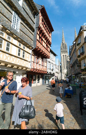 Quimper, Finistere/Frankreich - 23. August 2019: Touristen genießen ein Besuch in der historischen Stadt Quimper in der Bretagne während der langen Sommerferien Stockfoto