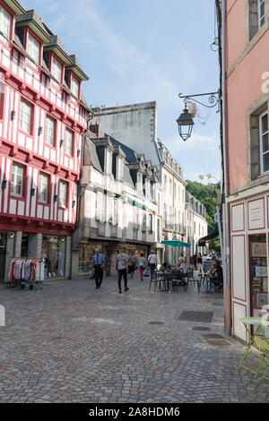 Quimper, Finistere/Frankreich - 23. August 2019: Touristen genießen ein Besuch in der historischen Stadt Quimper in der Bretagne während der langen Sommerferien Stockfoto