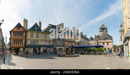 Quimper, Finistere/Frankreich - 23 August, 2019: Der Ort Terre au Duc-Platz in der Altstadt von Quimper in der Bretagne Stockfoto