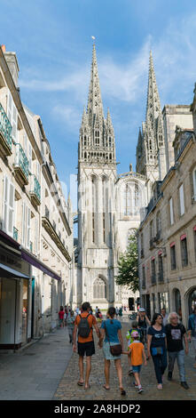 Quimper, Finistere/Frankreich - 23. August 2019: Touristen genießen ein Besuch in der historischen Stadt Quimper in der Bretagne während der langen Sommerferien Stockfoto