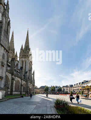 Quimper, Finistere/Frankreich - 23. August 2019: Blick auf die Kathedrale und Ort Quimper Platz in der Altstadt von Quimper in der Bretagne Stockfoto