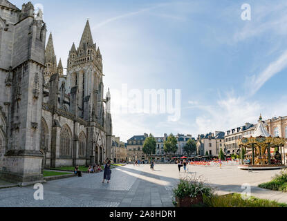 Quimper, Finistere/Frankreich - 23. August 2019: Blick auf die Kathedrale und Ort Quimper Platz in der Altstadt von Quimper in der Bretagne Stockfoto