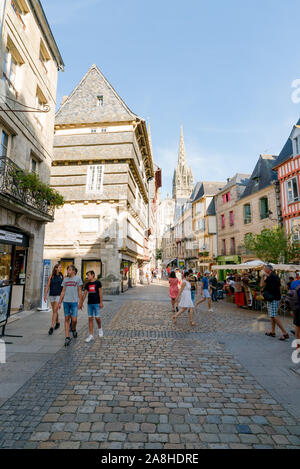 Quimper, Finistere/Frankreich - 23. August 2019: Touristen genießen ein Besuch in der historischen Stadt Quimper in der Bretagne während der langen Sommerferien Stockfoto