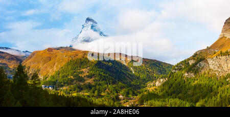 Matterhorn Snow Mountain Peak und Alpenpanorama mit Dorf und Skiliften, Schweiz, Schweizer Alpen Stockfoto