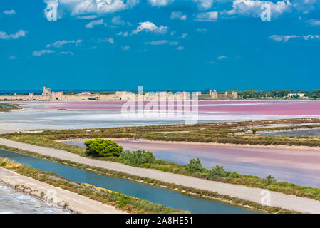 Aigues-Mortes, Salins du MIDI, Panorama mit rosafarbenem See und Aigues-Mortes im Hintergrund Stockfoto
