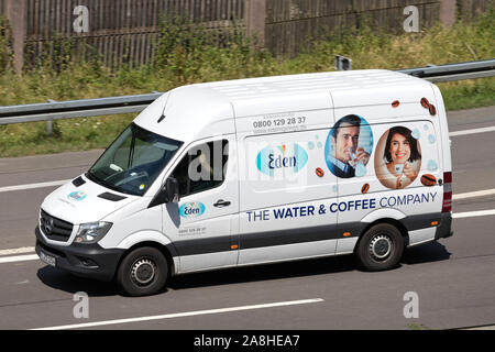 Eden Transporter Mercedes-Benz Sprinter auf der Autobahn Stockfoto