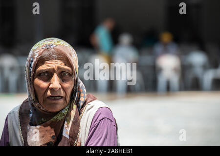 Eine traurige Suche ältere Dame mit Piercing grüne Augen leben in einer semi-nomadischen Lebensstil in einem Dorf in der Türkei Stockfoto