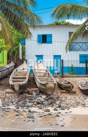 Sao Tome, Dugouts am Strand im Fischerdorf, typische Häuser Stockfoto