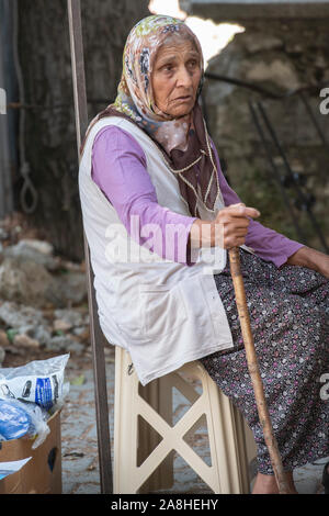 Eine traurige Suche ältere Dame mit Piercing grüne Augen leben in einer semi-nomadischen Lebensstil in einem Dorf in der Türkei Stockfoto