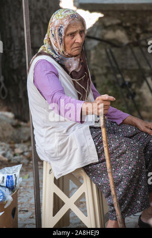 Eine traurige Suche ältere Dame mit Piercing grüne Augen leben in einer semi-nomadischen Lebensstil in einem Dorf in der Türkei Stockfoto