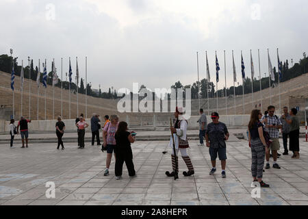 Athen. 31 Okt, 2019. Foto am Okt. 31, 2019 Leute zeigt, die den Besuch der Panathenaic Stadion in Athen, Griechenland. Credit: Marios Lolos/Xinhua/Alamy leben Nachrichten Stockfoto
