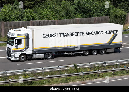 Georgi DAF XF Lkw mit Anhänger auf der Autobahn. Stockfoto