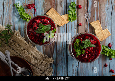 Traditionelle Käsekuchen aber im Glas mit Butter cookies Stockfoto