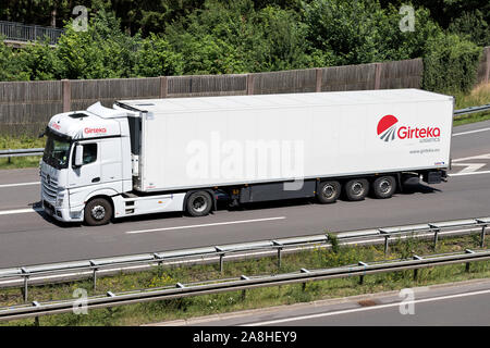 Girteka Mercedes-Benz Actros mit Temperatur kontrollierten Anhänger auf der Autobahn. Stockfoto