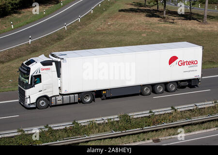 Girteka Volvo FH Zugmaschine mit Temperatur kontrollierten Anhänger auf der Autobahn. Stockfoto