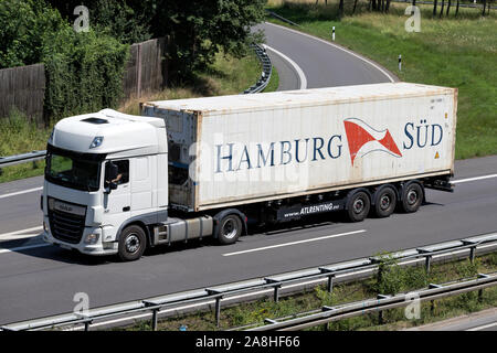 DAF XF Truck mit Hamburg Süd Container auf der Autobahn. Stockfoto