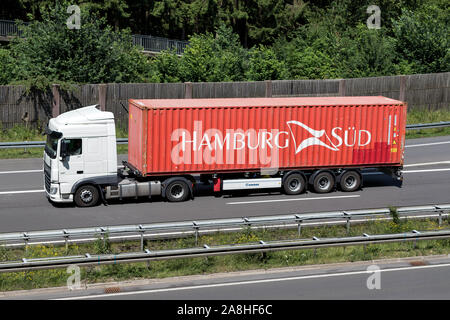 DAF XF Truck mit Hamburg Süd Container auf der Autobahn. Stockfoto