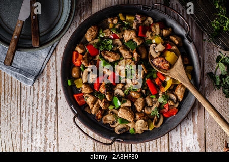 Rühren braten Huhn mit Gemüse, Knoblauch und Sojasauce Stockfoto