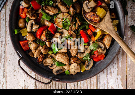 Rühren braten Huhn mit Gemüse, Knoblauch und Sojasauce Stockfoto