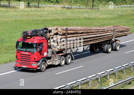 Protokollierung von Scania Lkw auf der Autobahn. Stockfoto