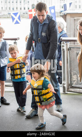 Brendan Cox Witwer der Ermordeten MP Jo Cox und ihre Kinder Cuillin und Lejla Hilfe ein kleines Boot außerhalb des Unterhauses in ihrem Gedächtnis zu Moor nach ihrem tragischen Tod. 22/6/2016 Stockfoto